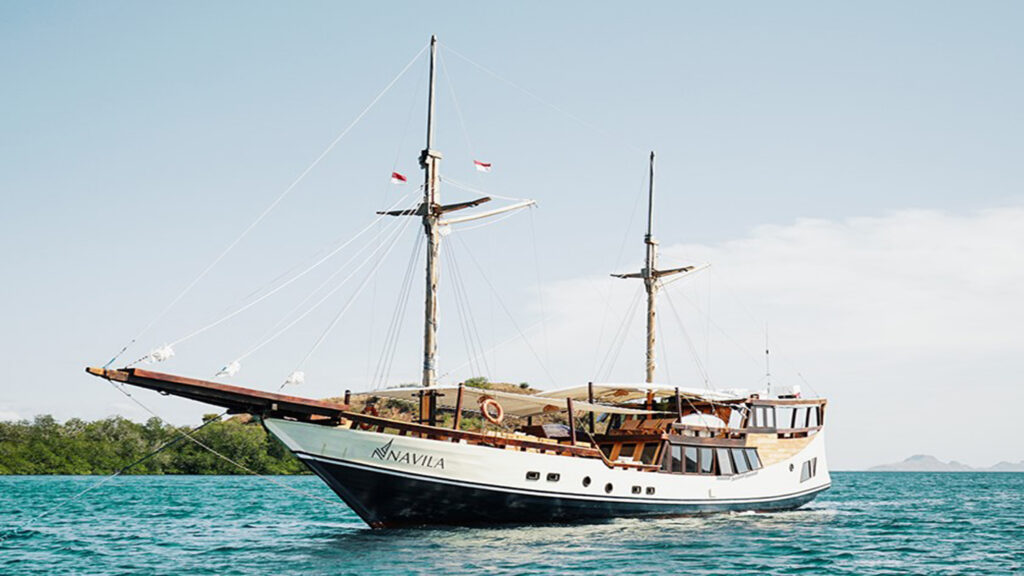 Private Charter Phinisi Komodo Island