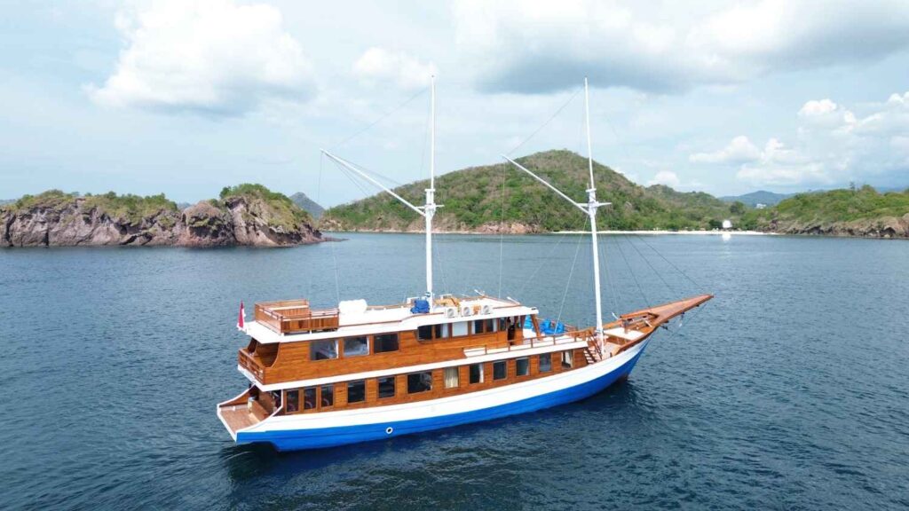 Private Charter Phinisi Komodo Island