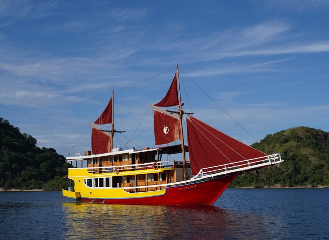 Private Charter Phinisi Komodo Island