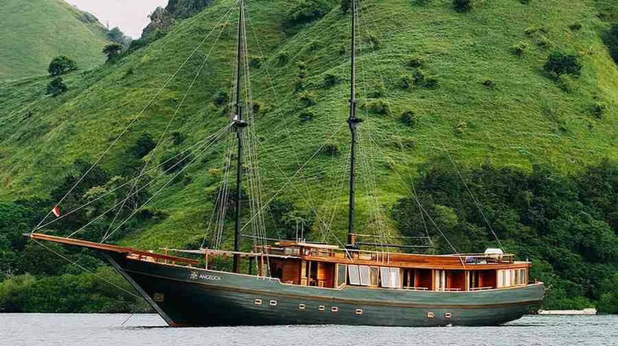 Private Charter Phinisi Komodo Island