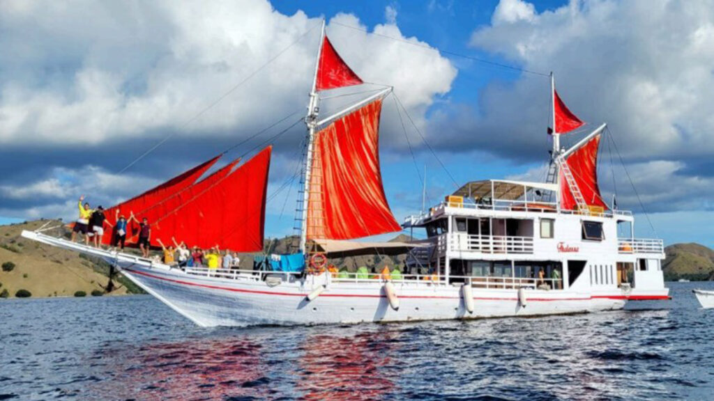 Private Charter Phinisi Komodo Island