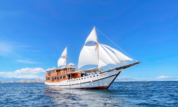 Private Charter Phinisi Komodo Island