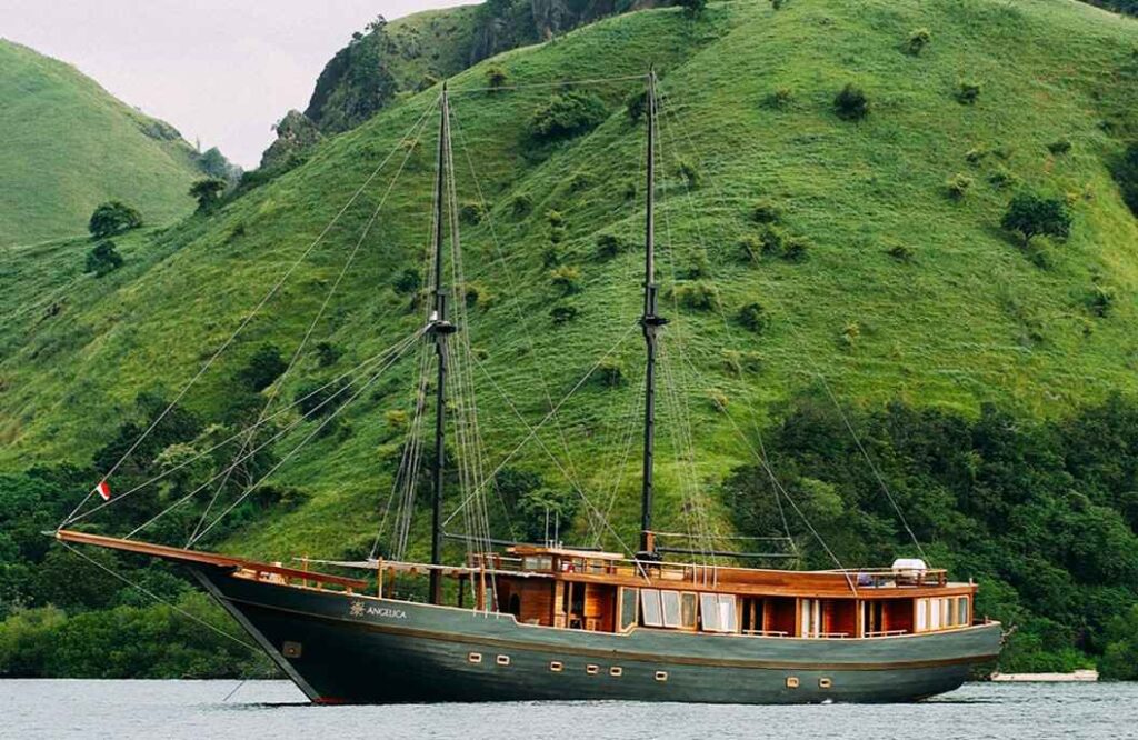 Private Charter Phinisi Komodo Tour