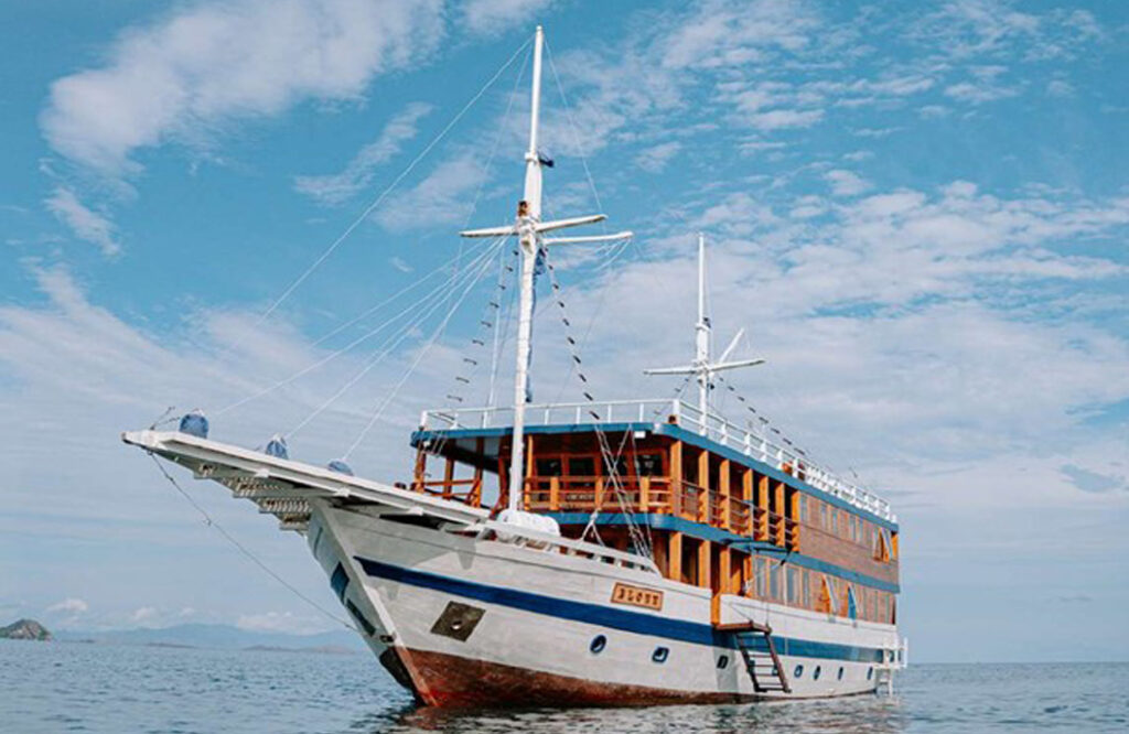 Private Charter Phinisi Komodo Tour